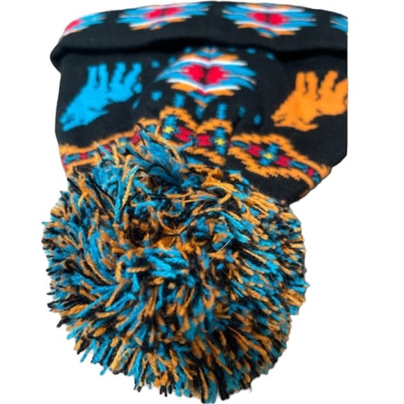 Beanie Aztec with Howling Wolves and pom-pom on top - Picture 3 of 3
